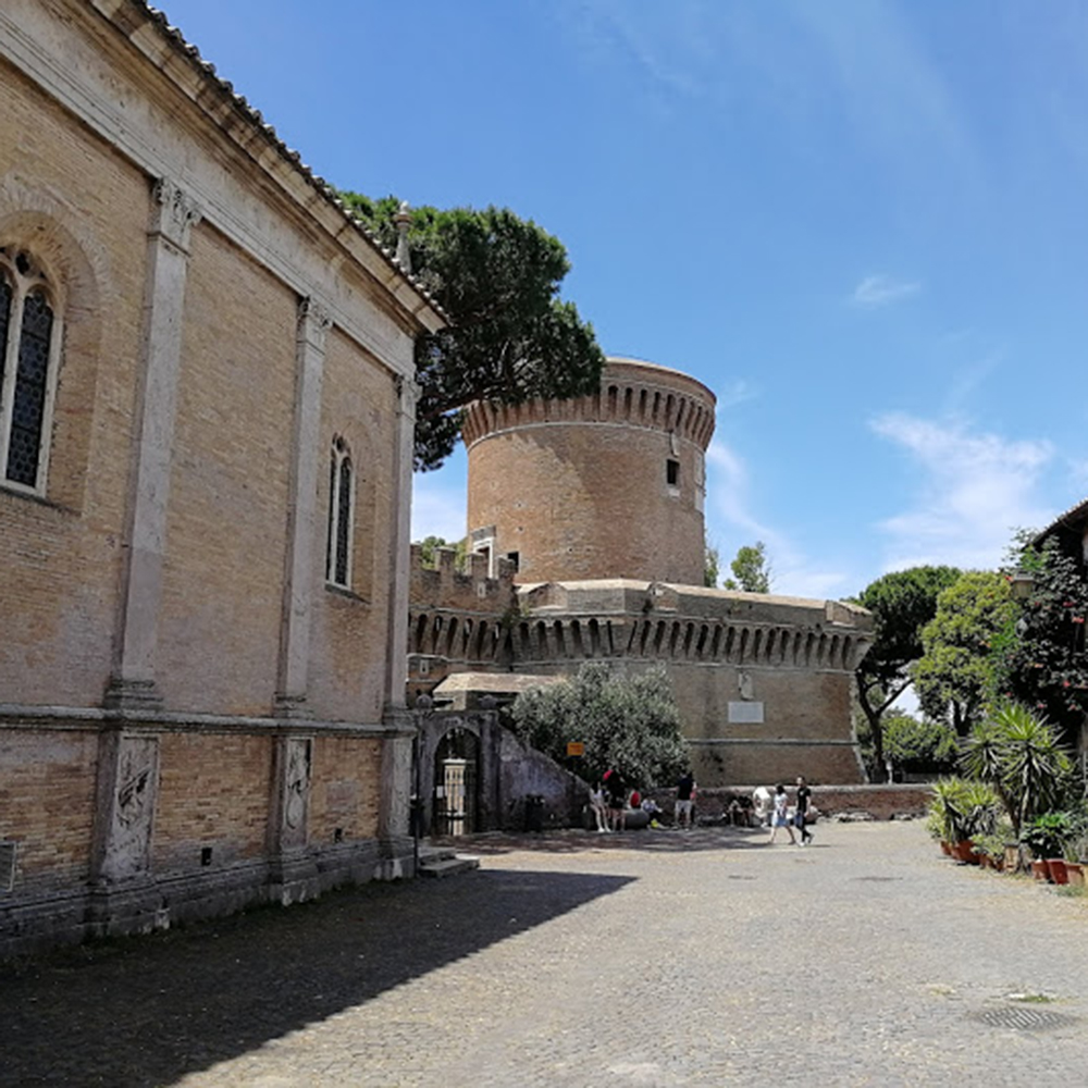 Basilica di Santa Aurea e scorcio del castello di Giulio II nel Borgo di Ostia Antica