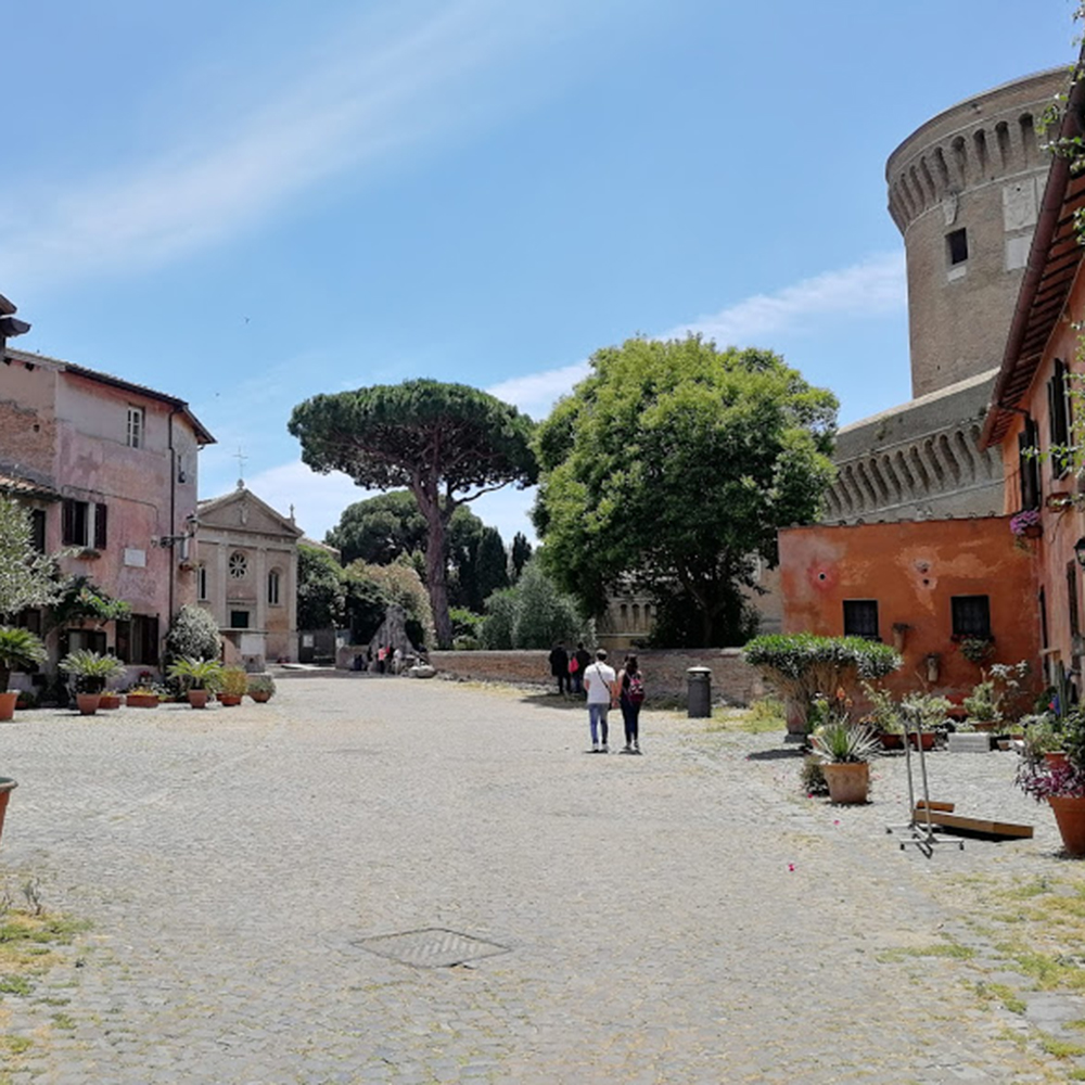 Borgo di Ostia Antica con il castello di Giulio II