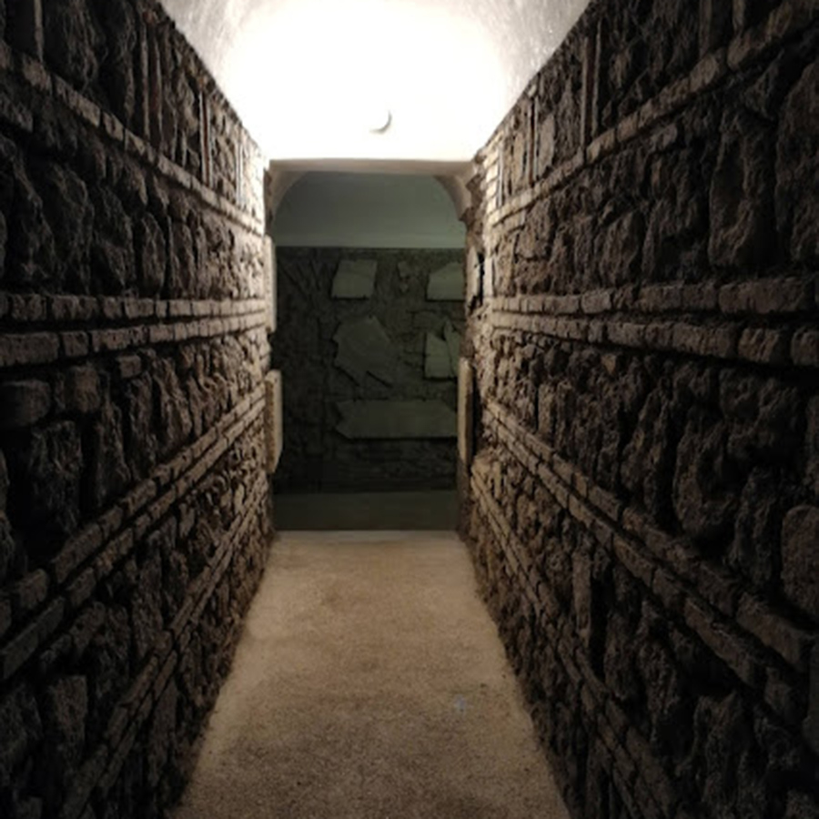 Corridoio sottorraneo negli scavi sotto la Basilica di Santa Cecilia a Trastevere