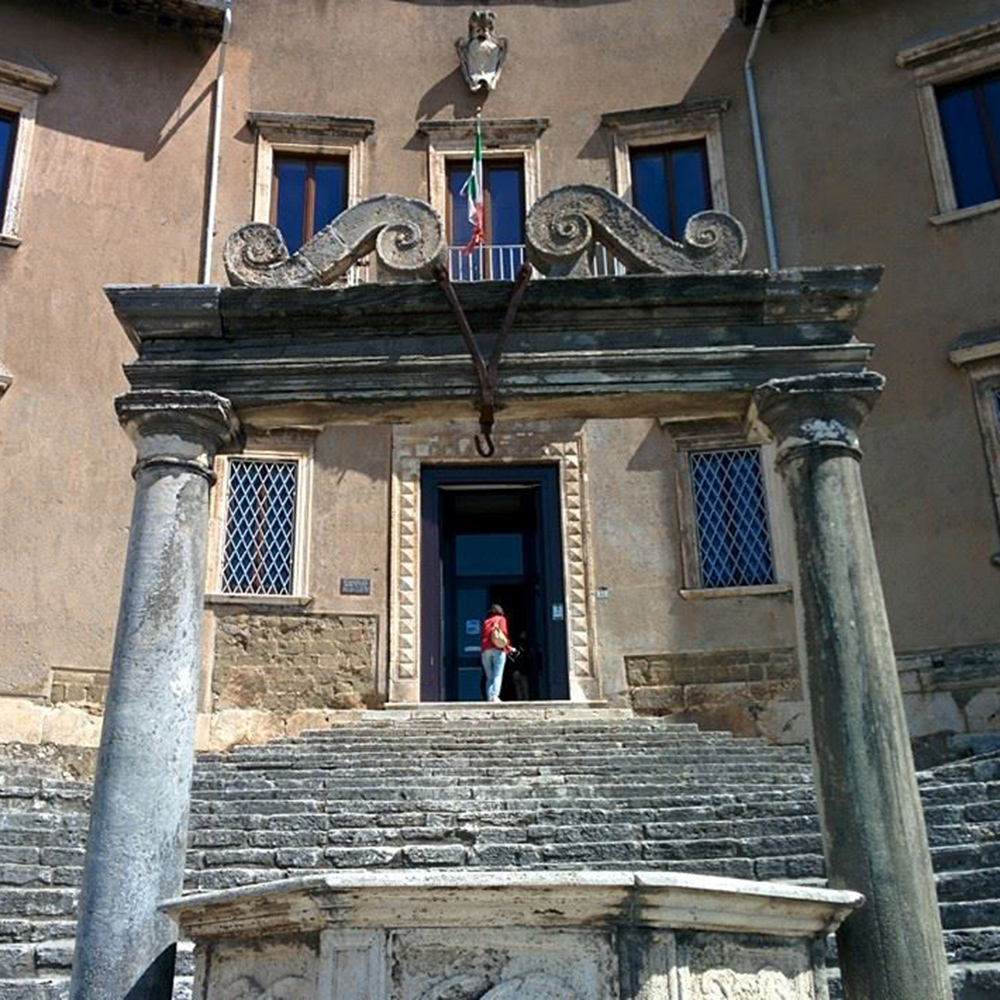 Il pozzo di fronte palazzo Colonna Barberini
