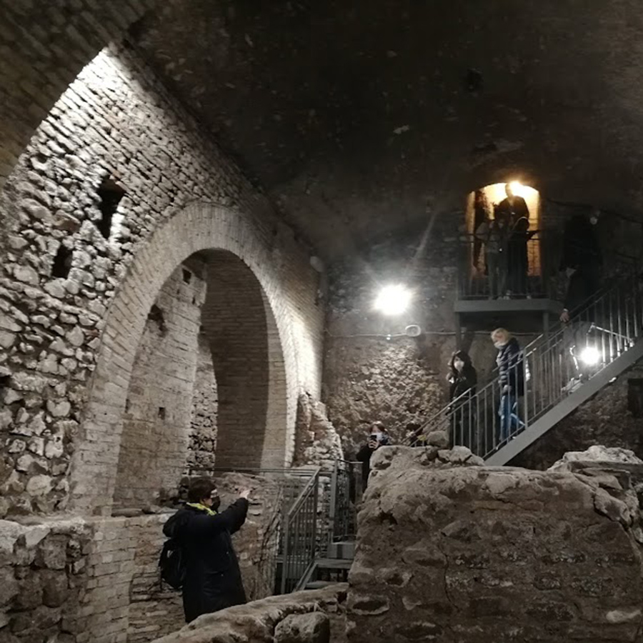 L'accesso agli ambienti sotterranei della Basilica di San Crisogono