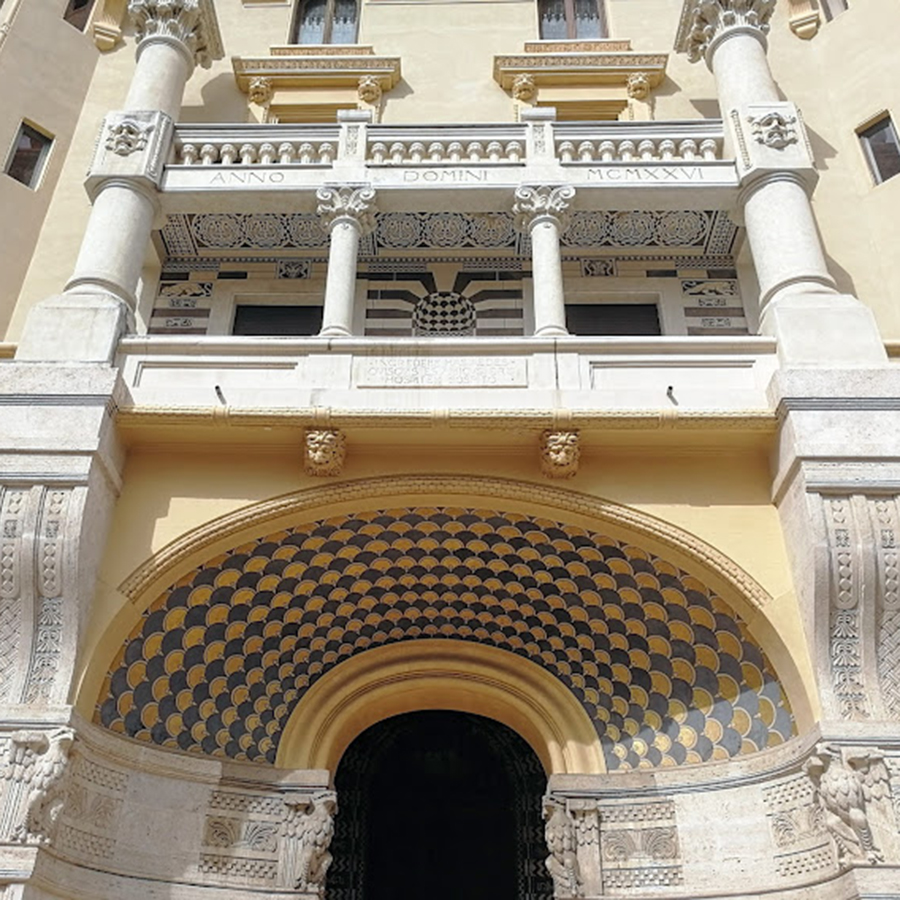 L'ingresso del Palazzo Senza Nome