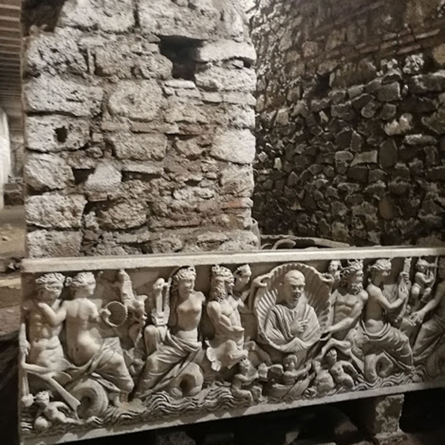 Sarcofago romano dagli scavi della Basilica di San Crisogono