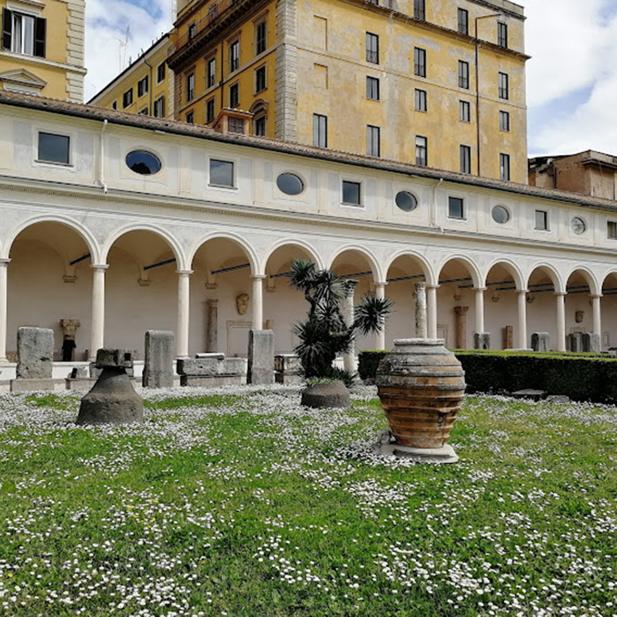 Il giardino porticato del Chiostro Maggiore