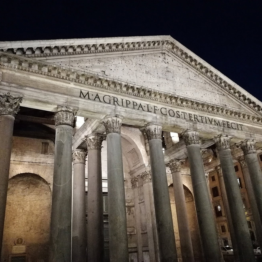 La facciata del Pantheon di notte