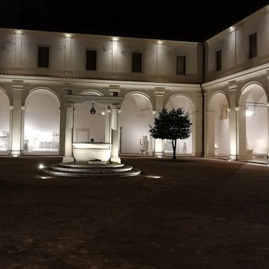L'atmosfera notturna al Chiostro MInore del Museo delle Terme